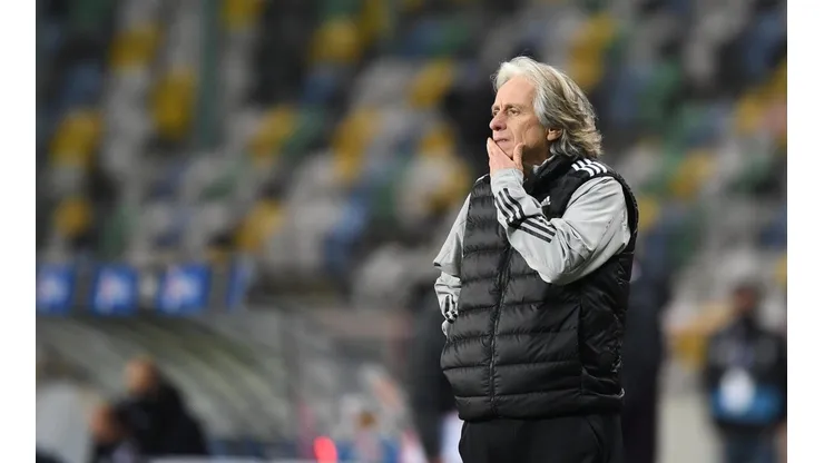 Jorge Jesus usa parte do hino do Flamengo ao falar sobre pré-temporada no Benfica. (Foto: Getty Images)