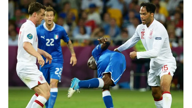 Itália e Inglaterra, em campo pela Euro 2012 (Foto: Getty Images)