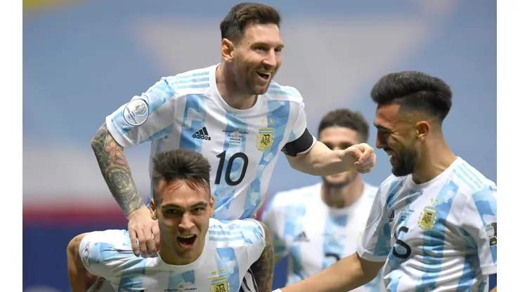 Jogadores argentinos comemoram a classificação diante da Colômbia (Foto: Getty Images)