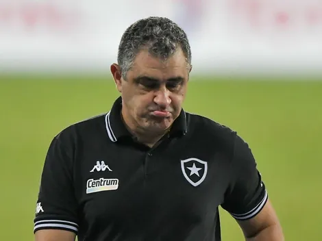 Chamusca teima em não escalar destaque do Bota e comentarista dispara: “não bota para jogar, muda toda hora”