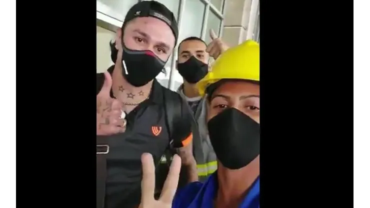 Vina honrou o Flu na chegada ao Rio de Janeiro - Foto: Reprodução perfil NETFLU