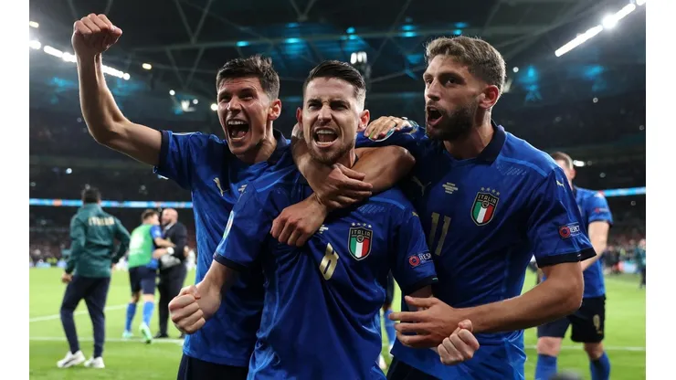 Italianos festejam classificação à final da Euro. (Foto: Carl Recine - Pool/Getty Images)