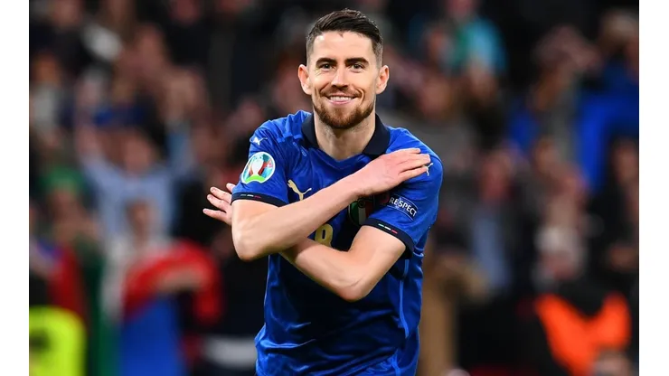 Jorginho comemora o gol de pênalti que deu a classificação à seleção italiana (Foto: Getty Images)