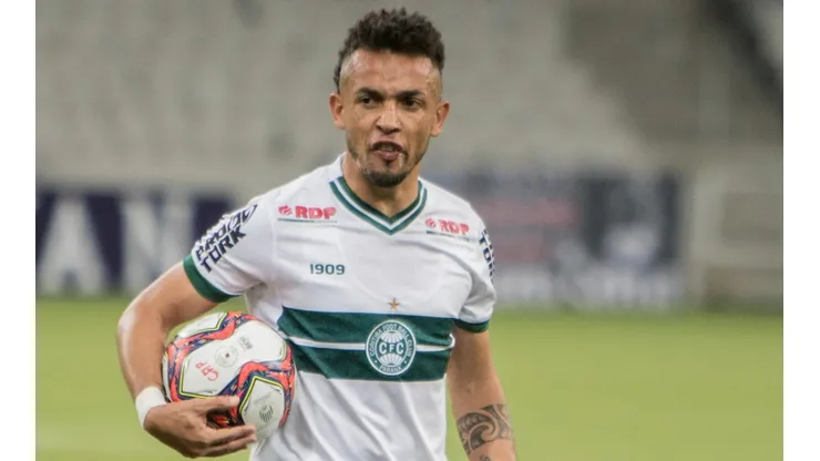Rafinha em ação pelo Coxa – Foto: Robson Mafra/AGIF