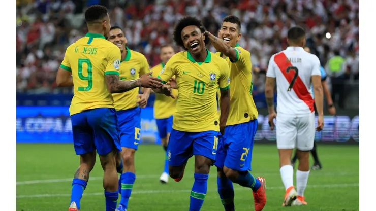 Jogadores do Brasil comemoram gol diante do Peru em 2019 (Foto: Getty Images)
