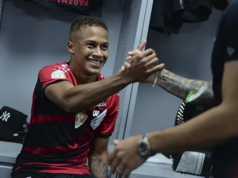 Athletico procura empresários de Vitinho e abre negociação nos bastidores; contrato encerra em jul/22