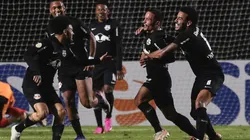 Jogadores do RB Bragantino comemoram o gol que valeu a manutenção da liderança (Foto: Ettore Chiereguini/AGIF)