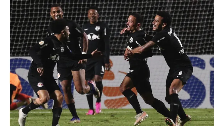 Jogadores do RB Bragantino comemoram o gol que valeu a manutenção da liderança (Foto: Ettore Chiereguini/AGIF)