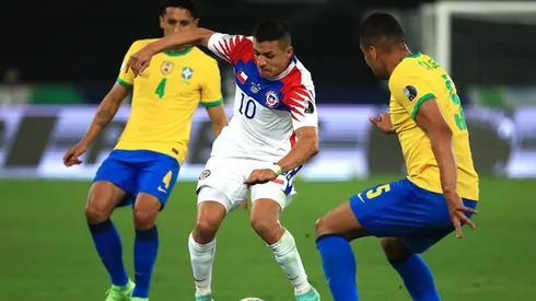 Jogadores de Brasil e Chile disputam a bola dentro de campo (Foto: Getty Images)