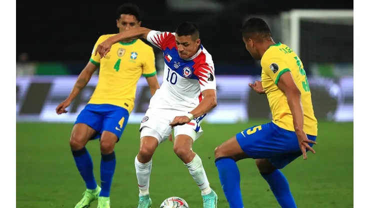 Jogadores de Brasil e Chile disputam a bola dentro de campo (Foto: Getty Images)