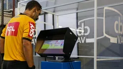 Rodrigo Cavalhaes de Miranda checa um lance do Brasileirão no VAR. (Foto: Alexandre Schneider/Getty Images)