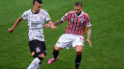 Jogadores de Corinthians e São Paulo disputam a bola dentro de campo (Foto: Marcello Zambrana/AGIF)