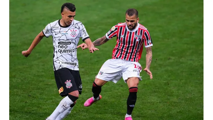 Jogadores de Corinthians e São Paulo disputam a bola dentro de campo (Foto: Marcello Zambrana/AGIF)