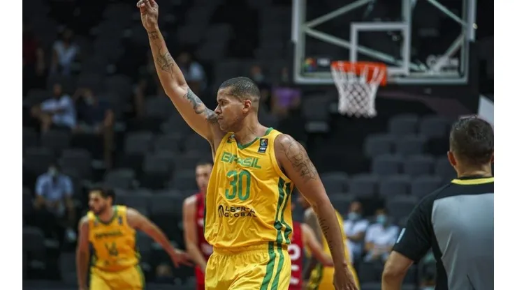 Hettsheimeir vibra após pontuar para o Brasil. (Foto: Divulgação/FIBA)
