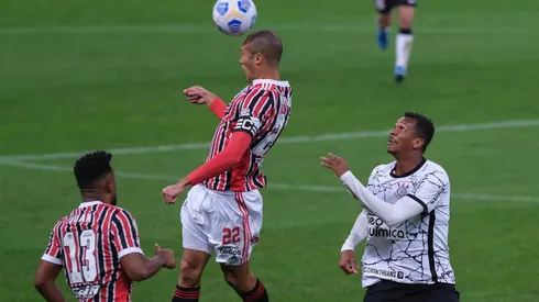 Miranda ganha disputa com Jô pelo alto (Foto: Marcello Zambrana/AGIF)