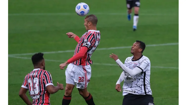 Miranda ganha disputa com Jô pelo alto (Foto: Marcello Zambrana/AGIF)