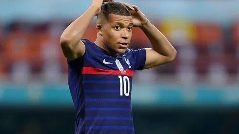 Mbappé lamenta o pênalti perdido diante da Suíça (Foto: Getty Images)