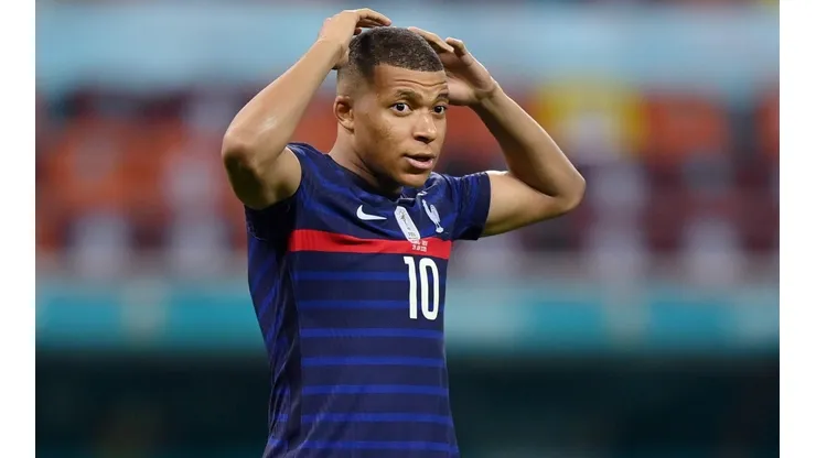 Mbappé lamenta o pênalti perdido diante da Suíça (Foto: Getty Images)