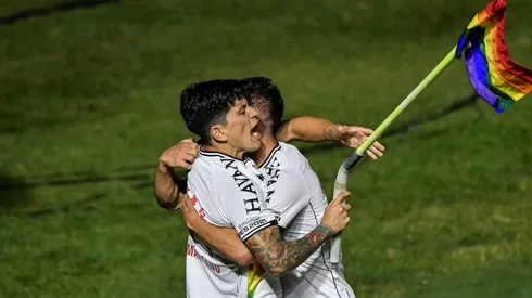 Cano levanta a bandeira LGBTQIA+ na comemoração do primeiro gol do Vasco (Foto: Thiago Ribeiro/AGIF)