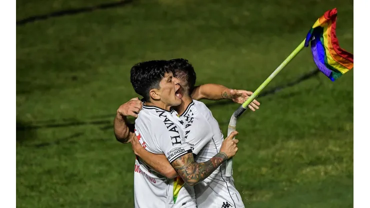 Cano levanta a bandeira LGBTQIA+ na comemoração do primeiro gol do Vasco (Foto: Thiago Ribeiro/AGIF)