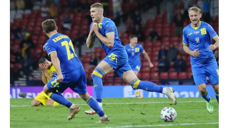 Dovbyk comemora o gol que deu a classificação à Ucrânia (Foto: Getty Images)