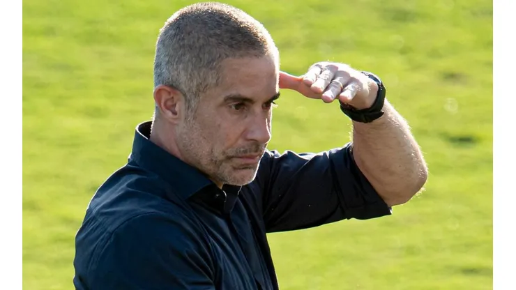 Sylvinho agora tem menos uma opção no meio-campo do Timão - Foto: Jorge Rodrigues/AGIF.