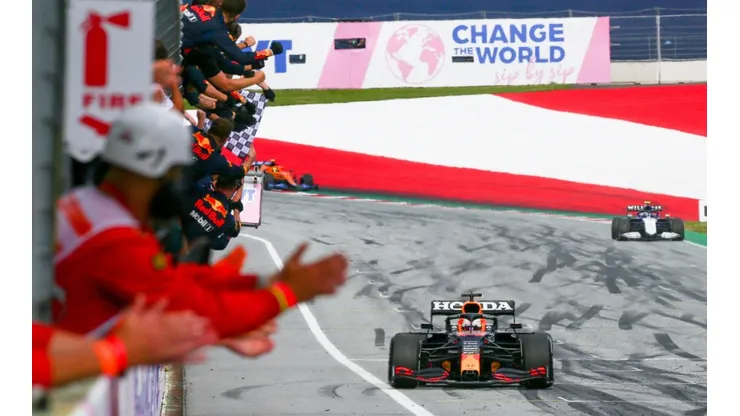 Verstappen larga bem, domina a corrida e vence de ponta a ponta na Áustria, casa da Red Bull