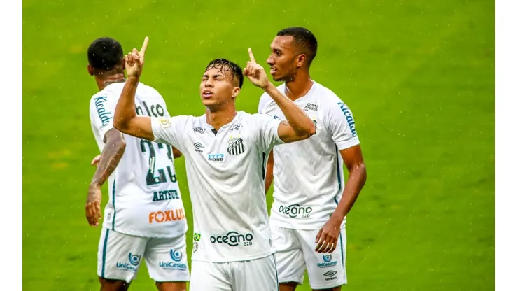 Kaio Jorge comemora gol pelo Santos