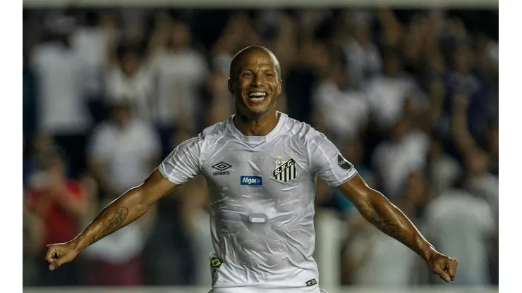 Carlos Sánchez em jogo pelo Santos
