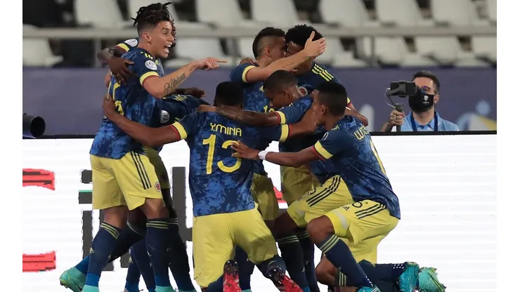 Jogadores colombianos comemoram o gol de Luis Díaz (Foto: Getty Images)