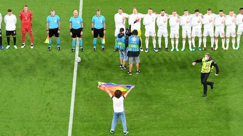 Ativista invade o campo de Alemanha x Hungria e exibe bandeira LGBTQ+. (Foto: Getty Images)