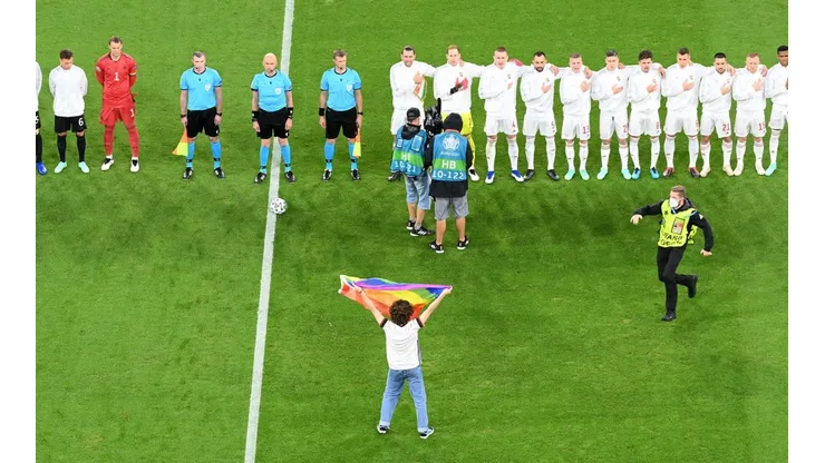 Ativista invade o campo de Alemanha x Hungria e exibe bandeira LGBTQ+. (Foto: Getty Images)