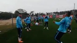 Santos treina no CT do Internacional com uniforme azul