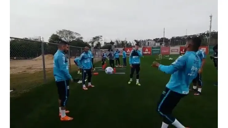 Santos treina no CT do Internacional com uniforme azul