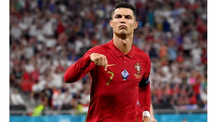 Cristiano Ronaldo comemora um dos gols marcados diante da França (Foto: Getty Images)
