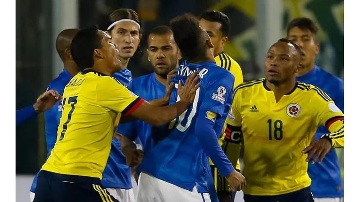 Treta entre brasileiros e colombianos na Copa América de 2015 (Foto: Mario Davila/Agencia Uno/AGIF)