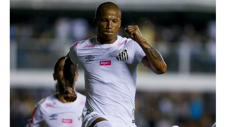 Carlos Sánchez fica à disposição do Santos contra o Grêmio