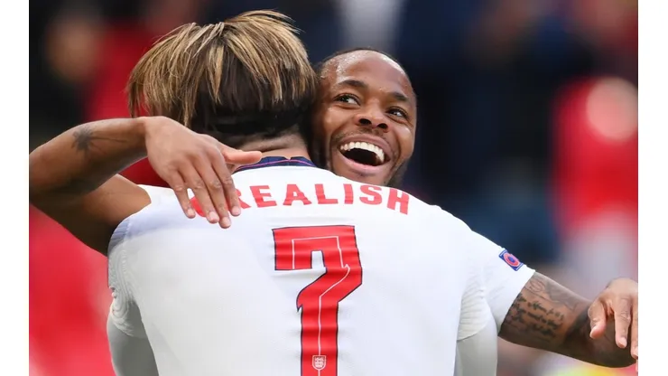Sterling comemora com Grealish o gol marcado diante da República Tcheca (Foto: Getty Images)