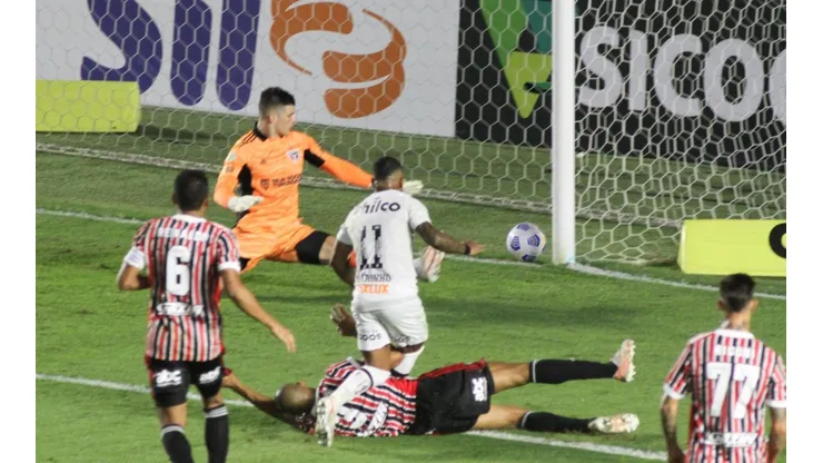 Marinho marcou o gol que abriu o placar na Vila Belmiro (Foto: Fernanda Luz/AGIF)