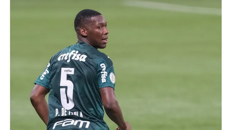 Patrick de Paula, do Palmeiras, é cercado por torcedores em balada clandestina. (Foto: Marcello Zambrana/AGIF )