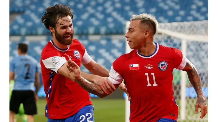 Vargas comemora com Brereton o gol que dá números à primeira etapa (Foto: Getty Images)