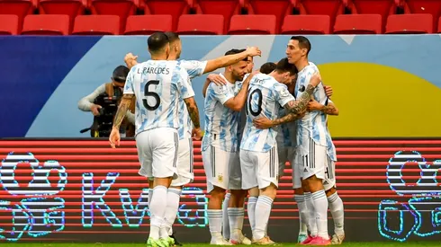 Jogadores argentinos comemoram o gol de Papu Gómez (Foto: Mateus Bonomi/AGIF)