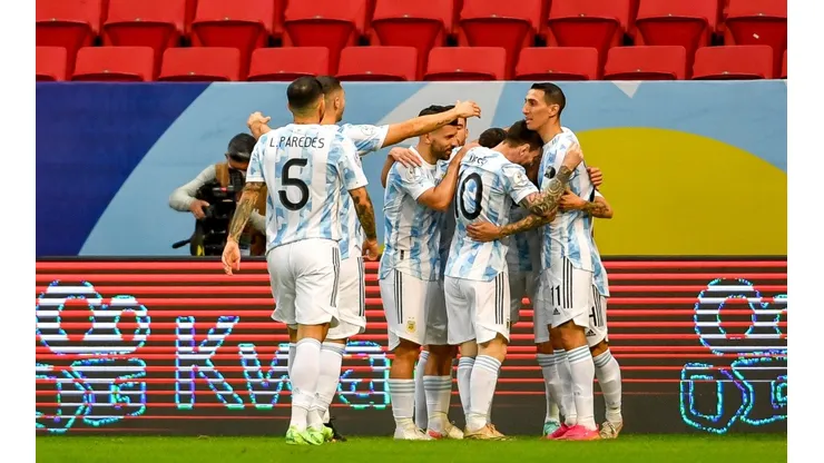 Jogadores argentinos comemoram o gol de Papu Gómez (Foto: Mateus Bonomi/AGIF)