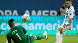 Papu Gómez toca por cima do goleiro e abre o placar (Foto: Getty Images)