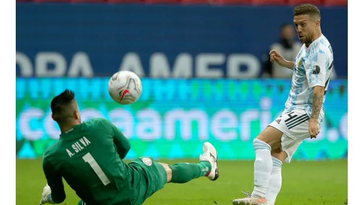 Papu Gómez toca por cima do goleiro e abre o placar (Foto: Getty Images)