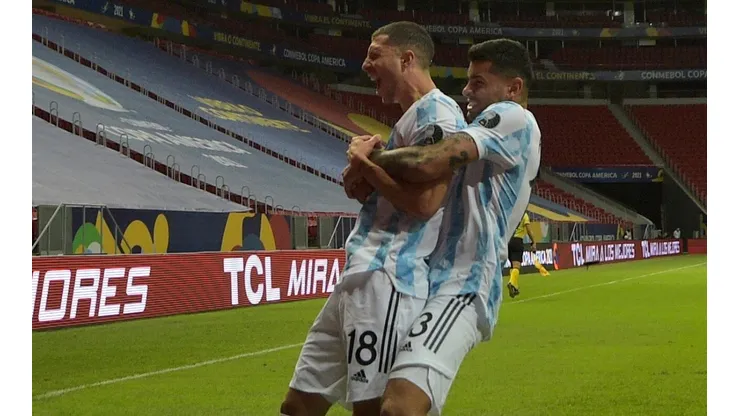 Guido Rodríguez comemora o gol que vai dando a vitória à Argentina (Foto: Getty Images)