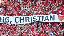 Aos 10 minutos, jogadores e torcida fazem homenagem a Eriksen na partida entre Dinamarca x Bélgica. (Foto: Getty Images)
