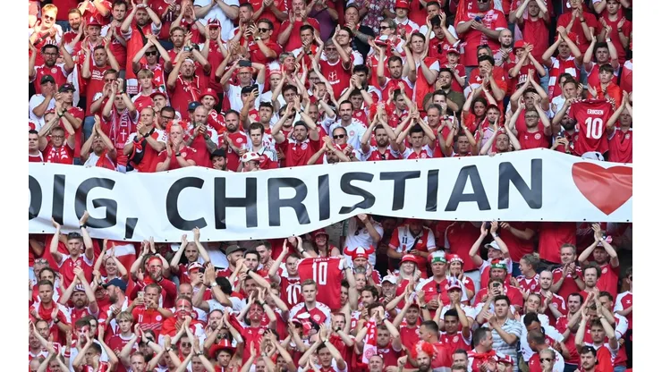 Aos 10 minutos, jogadores e torcida fazem homenagem a Eriksen na partida entre Dinamarca x Bélgica. (Foto: Getty Images)