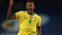 Alex Sandro comemora o gol que vai dando a vitória ao Brasil (Foto: Getty Images)