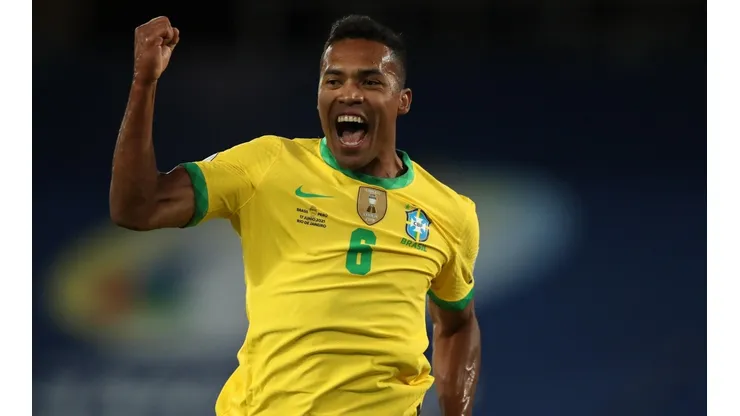 Alex Sandro comemora o gol que vai dando a vitória ao Brasil (Foto: Getty Images)